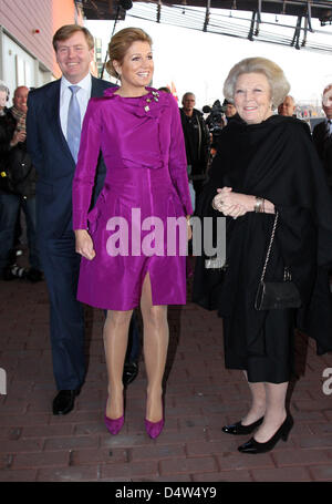 Kronprinz Willem-Alexander (L-R), Kronprinzessin Maxima und Königin Beatrix besuchen die jährliche Prince Claus Award-Verleihung 2009 in Amsterdam, Niederlande, 16. Dezember 2009. Foto: Albert van der Werf (Niederlande) Stockfoto