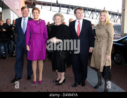 Kronprinz Willem-Alexander (L-R), Kronprinzessin Maxima, Königin Beatrix, Prinz Friso und Prinzessin Mabel besuchen die jährliche Prince Claus Award-Verleihung 2009 in Amsterdam, Niederlande, 16. Dezember 2009. Foto: Albert van der Werf (Niederlande) Stockfoto