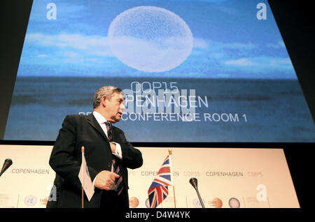 Der britische Premierminister Gordon Brown im Gespräch mit Journalisten während der Welt-Klimakonferenz in Kopenhagen, Dänemark, 17 Decemeber 2009. Die Welt-Klimakonferenz, die bis 18 Dezember in Kopenhagen stattfindet, ist die entscheidende Phase getreten. Foto: KAY NIETFELD Stockfoto