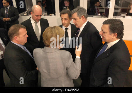 (L-R) Der dänische Ministerpräsident Lars Løkke Rasmussen, der schwedische Ministerpräsident Fredrik Reinfeldt, Bundeskanzlerin Angela Merkel, Frankreichs Präsident Nicolas Sarkozy, der britische Premierminister Gordon Brown und Präsident der EU-Kommissionspräsident Jose Manuel Barroso sprechen bei der Welt-Klimakonferenz COP15 in Kopenhagen, Dänemark, 17. Dezember 2009. Merkel hielt eine Rede, ansprechend für kombinierte eff Stockfoto