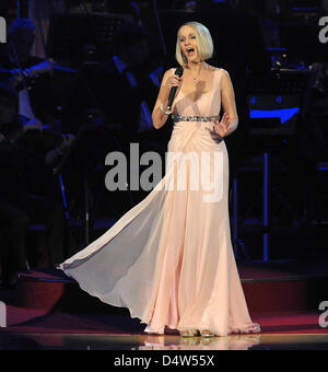 Deutsche Schlager-Sängerin Kristina Bach führt während der Generalprobe des 15. José Carreras Gala in Leipzig, Deutschland, 17. Dezember 2009. Carreras eingeladen wieder prominente Künstler für die 15. Ausgabe der seine Benefiz-Gala zugunsten von Menschen mit Leukämie. Die zweistündigen Gala wird am 17. Dezember von deutschen öffentlich-rechtlichen Sender ARD ausgestrahlt werden, ist eine Spende-Summe von mehreren Millionen euro Stockfoto