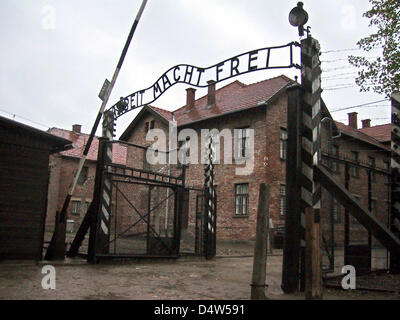 Datei - das Haupttor des deutschen Nazi Konzentration Lager Auschwitz-Birkenau mit dem Motto "Arbeit Macht Frei" ("Arbeit bringt Freiheit" oder "Arbeit befreit") in Oswiecim, Polen, Mai 2003. Die Inschrift krönt das Haupttor und wurde früh am 18. Dezember 2009 gestohlen. Ein Sprecher der Gedenkstätte bestätigte Berichte der polnischen Medien zur deutschen Presse-Agentur Dpa; die Täter sind Sie Stockfoto