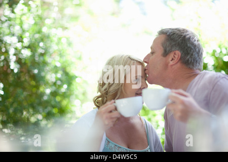 Paar beim Kaffee zusammen im freien Stockfoto