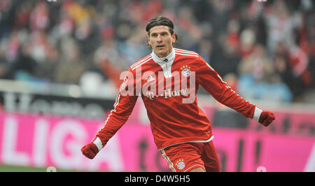 Bayern Mario Gomez feiert seine 2-0 in der deutschen Bundesliga Spiel FC Bayern München V Hertha BSC Berlin im Stadion Allianz Arena München, 19. Dezember 2009. Foto: ANDREAS GEBERT (Achtung: EMBARGO Bedingungen! Die DFL ermöglicht die weitere Nutzung der Bilder im IPTV, mobile Dienste und anderen neuen Technologien erst frühestens zwei Stunden nach t Stockfoto