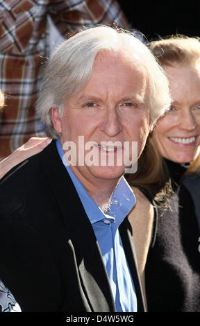 Regisseur James Cameron und seine Frau Suzy Amis stellen während der Zeremonie für seinen neuen Stern auf dem Hollywood Walk of Fame in Hollywood, Los Angeles, USA, am 18. Dezember 2009. Foto: Hubert Boesl Stockfoto