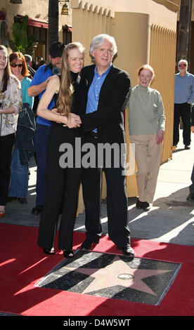 Director James Cameron (R) und seiner Frau Suzy Amis küssen sich während der Zeremonie an seinen neuen Stern auf dem Hollywood Walk of Fame in Hollywood, Los Angeles, USA, am 18. Dezember 2009. Foto: Hubert Boesl Stockfoto