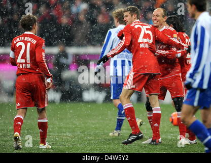 Bayern Spieler Philipp Lahm (L-R), Thomas Mueller und Arjen Robben feiern das 4: 0 in der deutschen Bundesliga Spiel FC Bayern München V Hertha BSC Berlin in Allianz Arena in München, 19. Dezember 2009. München verprügelt Berlin mit 5: 2. Foto: Tobias Hase Stockfoto