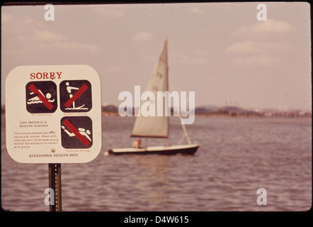 Bürger von Arlington, Virginia, werden gewarnt, jeden Kontakt mit dem verschmutzten Potomac River zu vermeiden. Dieses Schild Weist Auf Eine Sofortige Medizinische Betreuung Bei Längerer Exposition Hin. 08/1972 Stockfoto