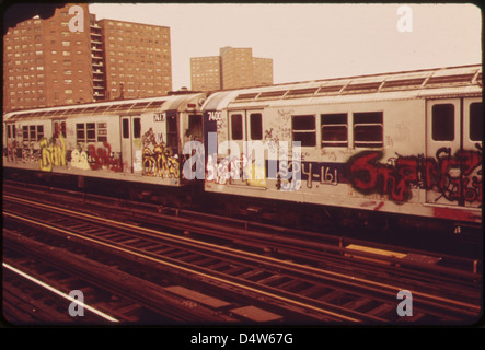Eine Fotografie aus dem Mai 1973, die eine U-Bahn in New York City zeigt, die durch Graffiti verunreinigt ist und das wachsende Problem des Vandalismus in städtischen Umgebungen veranschaulicht. Stockfoto