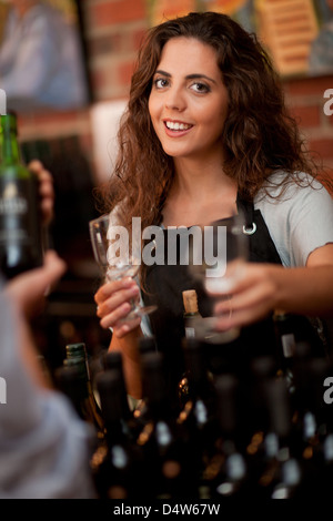 Server-Angebot Glas für eine Weinprobe Stockfoto