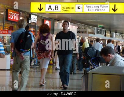 Passagiere in der Abfahrt Halle am Flughafen Wien-Schwechat, Österreich, 10. August 2009. ? Österreichische Pfeile von Tiroler betrieben? ist die regionale Fluggesellschaft Austrian Airlines Group. Foto: Beate Schleep Stockfoto