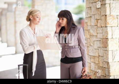 Unternehmerinnen im Gespräch in Gang Stockfoto