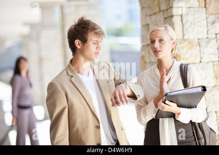 Geschäftsleute, die im freien sprechen Stockfoto