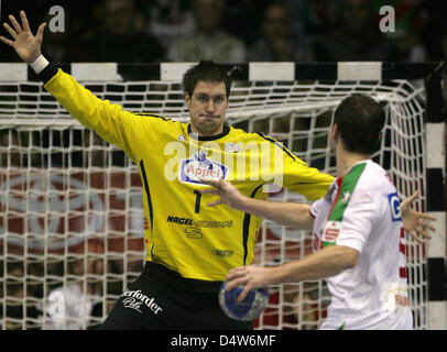 Magdeburger Andreas Rojewski (R) versucht gegen Lemgo Torwart Carsten Lichtlein im Laufe der Handball-Bundesliga-Spiel SC Magdeburg Vs TBV Lemgo am Boerdelandhalle in Magdeburg, Deutschland, 30. Dezember 2009 erzielt. Lemgo besiegt Magdeburg 25-23. Foto: Jens Wolf Stockfoto