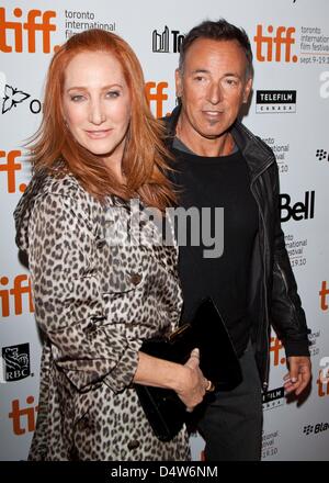 Musiker Bruce Springsteen und seine Frau Patti Scialfa besuchen die Premiere von "The Promise: The Making der Dunkelheit auf die Rande der Stadt" während der 2010 Toronto International Film Festival an Roy Thomson Hall in Toronto, Kanada, 14. September 2010. Foto: Hubert Boesl Stockfoto