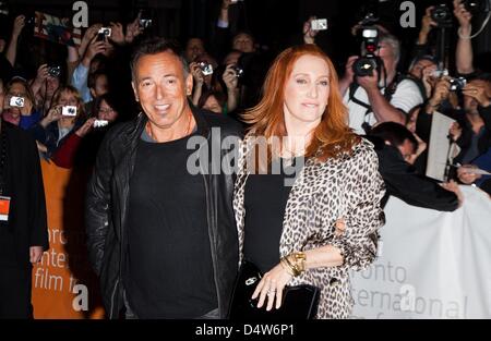 Musiker Bruce Springsteen und seine Frau Patti Scialfa besuchen die Premiere von "The Promise: The Making der Dunkelheit auf die Rande der Stadt" während der 2010 Toronto International Film Festival an Roy Thomson Hall in Toronto, Kanada, 14. September 2010. Foto: Hubert Boesl Stockfoto