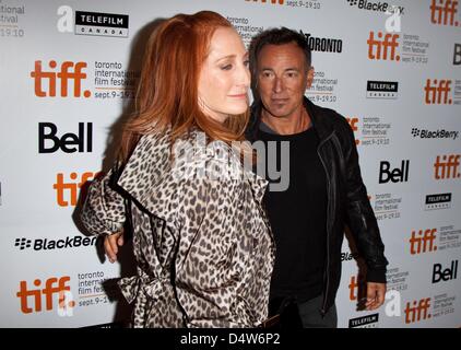 Musiker Bruce Springsteen und seine Frau Patti Scialfa besuchen die Premiere von "The Promise: The Making der Dunkelheit auf die Rande der Stadt" während der 2010 Toronto International Film Festival an Roy Thomson Hall in Toronto, Kanada, 14. September 2010. Foto: Hubert Boesl Stockfoto