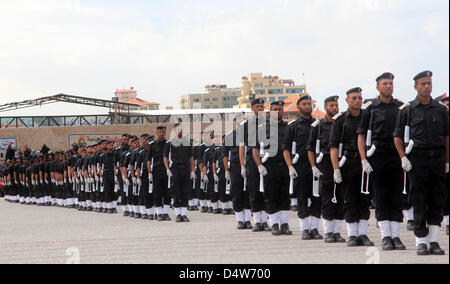 19. März 2013 - Gaza-Stadt, Gazastreifen, Palästina - Mitglieder der palästinensischen Sicherheitskräfte nehmen Teil in einer Abschlussfeier in Gaza-Stadt 19. März 2013 (Credit-Bild: © Ezz Al-Zanoon/APA Images/ZUMAPRESS.com) Stockfoto