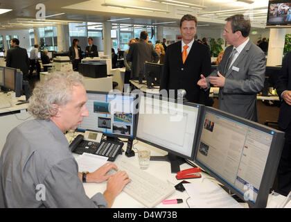 Der deutsche Außenminister Guido Westerwelle (C-FDP) Gespräche an den Leiter der Redaktion für auswärtige Angelegenheiten Michael Ludewig (R) und Herausgeber verantwortlich Froben Homburger (L) in der neuen zentrale Redaktion der deutschen Presse-Agentur Dpa in Berlin, Deutschland, 15. September 2010. Im Sommer 2010 zum ersten Mal in der Geschichte des DSG die größte deutsche Presse Agentur ha Stockfoto