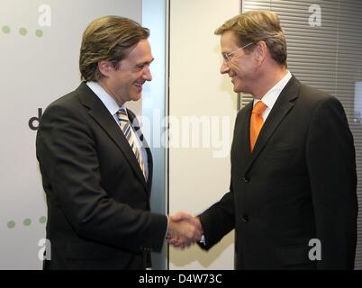 Dpa-Editor Verantwortlichen Wolfgang Büchner (L) begrüßt deutsche Außenminister Guido Westerwelle (FDP) in der neuen zentrale Redaktion der deutschen Presse-Agentur Dpa in Berlin, Deutschland, 15. September 2010. Im Sommer 2010 zum ersten Mal in der Geschichte des DSG hat die größte deutsche Presse-Agentur seine zentralen Redaktionen in einer Nachrichtenredaktion zusammengebracht. Mehr t Stockfoto