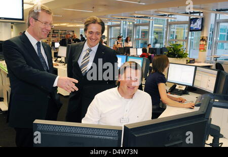 Dpa-Editor Verantwortlichen Wolfgang Buechner (C) präsentiert Bundespräsident Christian Wulff (L) den Newsdesk der Foto-CvD Kay Nietfeld in der neuen zentrale Redaktion der deutschen Presse-Agentur Dpa in Berlin, Deutschland, 15. September 2010. Im Sommer 2010 zum ersten Mal in der Geschichte des DSG hat die größte deutsche Presse-Agentur zusammengebracht seine zentrale redaktionelle departmen Stockfoto