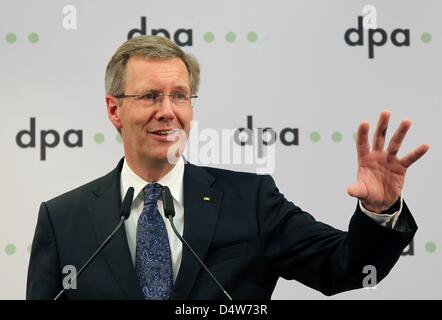 Bundespräsident Christian Wulff hält eine Rede in der neuen zentrale Redaktion der deutschen Presse-Agentur Dpa in Berlin, Deutschland, 15. September 2010. Im Sommer 2010 zum ersten Mal in der Geschichte des DSG hat die größte deutsche Presse-Agentur seine zentralen Redaktionen in einer Nachrichtenredaktion zusammengebracht. Teams und mehr als zwei Dutzend Redaktionen arbeiten t Stockfoto
