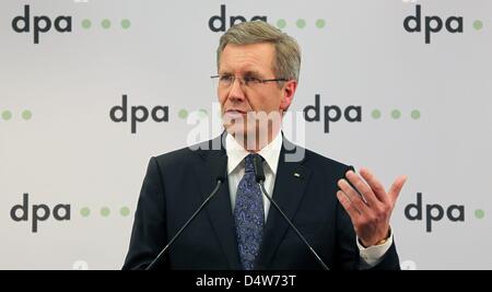 Bundespräsident Christian Wulff hält eine Rede in der neuen zentrale Redaktion der deutschen Presse-Agentur Dpa in Berlin, Deutschland, 15. September 2010. Im Sommer 2010 zum ersten Mal in der Geschichte des DSG hat die größte deutsche Presse-Agentur seine zentralen Redaktionen in einer Nachrichtenredaktion zusammengebracht. Teams und mehr als zwei Dutzend Redaktionen arbeiten t Stockfoto