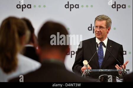 Bundespräsident Christian Wulff hält eine Rede in der neuen zentrale Redaktion der deutschen Presse-Agentur Dpa in Berlin, Deutschland, 15. September 2010. Im Sommer 2010 zum ersten Mal in der Geschichte des DSG hat die größte deutsche Presse-Agentur seine zentralen Redaktionen in einer Nachrichtenredaktion zusammengebracht. Teams und mehr als zwei Dutzend Redaktionen arbeiten t Stockfoto