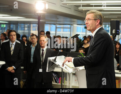 Bundespräsident Christian Wulff (R) hält eine Rede in der neuen zentrale Redaktion der deutschen Presse-Agentur Dpa in Berlin, Deutschland, 15. September 2010. Im Sommer 2010 zum ersten Mal in der Geschichte des DSG hat die größte deutsche Presse-Agentur seine zentralen Redaktionen in einer Nachrichtenredaktion zusammengebracht. Mehr als zwei Dutzend Redaktionen und wo-teams Stockfoto