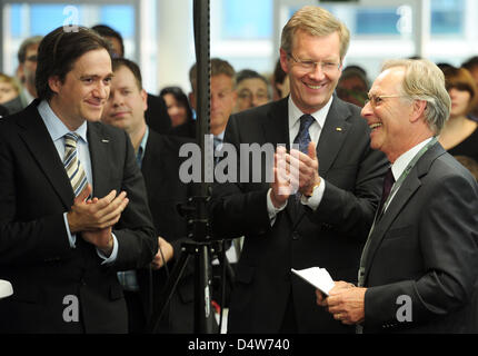 Dpa-Redakteur Wolfgang Buechner (L-R), Bundespräsident Christian Wulff und Dpa-Aufsichtsratsvorsitzender der Karlheinz Roethemeier stehen nebeneinander in der neuen zentrale Redaktion der deutschen Presse-Agentur Dpa in Berlin, Deutschland, 15. September 2010 verantwortlich. Im Sommer 2010 zum ersten Mal in der Geschichte des DSG brachte die größte deutsche Presse-Agentur Stockfoto