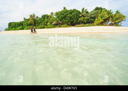 Paare, die am tropischen Strand Stockfoto