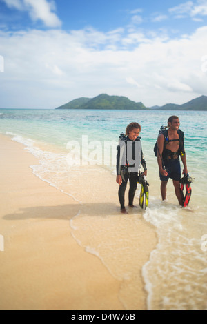 Taucher am tropischen Strand zu Fuß Stockfoto