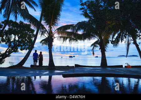 Silhouette eines Paares am tropischen Strand Stockfoto
