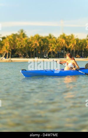 Schwangere Frau Rudern Kanu Stockfoto