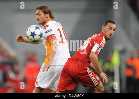 Romas Francesco Totti (L) und Münchner Diego Contento (R) wetteifern um die Kugel während der UEFA Champions League-Gruppe E Spiel FC Bayern München Vs AS Roma in München, Deutschland, 15. September 2010. München gewann das Spiel mit 2: 0. Foto: Andreas Gebert Stockfoto