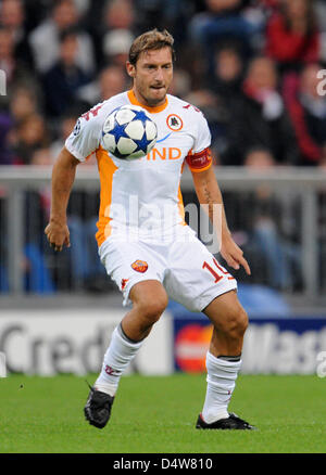 Romas Francesco Totti steuert den Ball während der UEFA Champions League-Gruppe E Spiel FC Bayern München Vs AS Roma in München, Deutschland, 15. September 2010. München gewann das Spiel mit 2: 0. Foto: Andreas Gebert Stockfoto