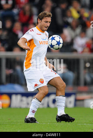 Romas Francesco Totti steuert den Ball während der UEFA Champions League-Gruppe E Spiel FC Bayern München Vs AS Roma in München, Deutschland, 15. September 2010. München gewann das Spiel mit 2: 0. Foto: Andreas Gebert Stockfoto