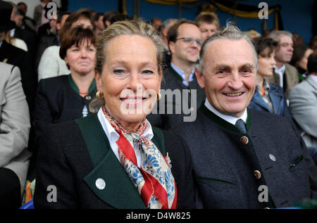 Prinz Max von Bayern (R) und Gräfin Elisabeth von Bayern (L) Lächeln als das Oktoberfest 2010 startet in München, Deutschland, 17. September 2010. Das weltweit größte Volksfest findet statt vom 18. September bis zum 3. Oktober 2010 zum 177. Mal. Es feierte man das erste Mal 200 Jahren anlässlich der Hochzeit von König Ludwig i. von Bayern und Therese von Sachsen-Hild Stockfoto