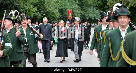 (L-R) Prinz Max von Bayern, Gräfin Elisabeth von Bayern und der Münchner Oberbürgermeister Christian Ude März mit traditioneller gekleidet Berg schützen, wie das Oktoberfest 2010 in München, Deutschland, 17. September 2010 startet. Das weltweit größte Volksfest findet statt vom 18. September bis zum 3. Oktober 2010 zum 177. Mal. Es war das erste Mal auf die Occasion vor 200 Jahren gefeiert. Stockfoto