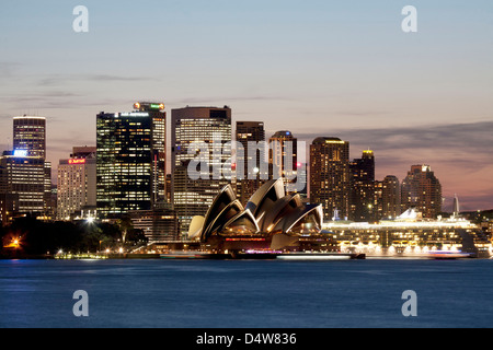 Sonnenuntergang über der Sydney Opera House mit Kreuzfahrtschiff an der Overseas Passenger Terminal Sydney Australia Stockfoto