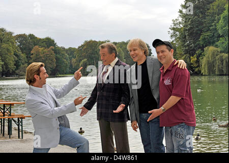 (L, R): Deutsche Volksmusik Moderator und Sänger Florian Silbereisen, Sänger Karel Gott, französischen Pianisten Richard Clayderman und Mundharmonika-Spieler Michele Hirte teilen einen lachen während der Pressekonferenz für die Tour 2011 live TV-Show "The Spring Festival der Volksmusik" in München, 17. September 2010. Die Show wird von Florian Silbereisen gehostet werden und besuchen Sie fünf c Stockfoto