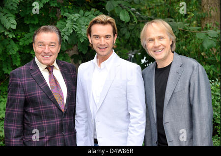 (L, R): Sänger Karel Gott, deutsche Volksmusik Moderator und Sänger Florian Silbereisen und französischen Pianisten Richard Clayderman posieren für ein Foto während der Pressekonferenz für die Tour 2011 live TV-Show "The Spring Festival der Volksmusik" in München, 17. September 2010. Die Show wird von Florian Silbereisen gehostet werden und fünf Länder und mehr als 40 Städte besuchen Stockfoto