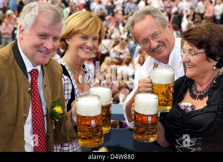 (L-R) Bayerns Ministerpräsident Horst Seehoder, seine Frau Karin, Münchner Oberbürgermeister Christian Ude und seine Frau Edith von Welser-Ude mit dem ersten Mass Bier als das Oktoberfest 2010 stellen startet in München, Deutschland, 18. September 2010. Das weltweit größte Volksfest findet statt vom 18. September bis zum 3. Oktober 2010 zum 177. Mal. Es war das erste Mal vor 200 Jahren gefeiert. Stockfoto