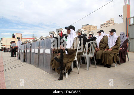 19. März 2013 - Gaza-Stadt, Gazastreifen, Palästina - palästinensische Aufruhr Polizistinnen an einer Abschlussfeier teilnehmen in Gaza-Stadt 19. März 2013 (Credit-Bild: © Ezz Al-Zanoon/APA Images/ZUMAPRESS.com) Stockfoto