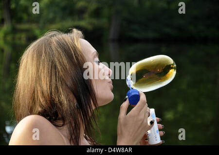 ILLUSTRATION - datiert eine Datei Bild 2. September 2012 zeigt Kristina blowing in Berlin, Deutschland Bubbles. Foto: Verlag/Steinach -) Stockfoto