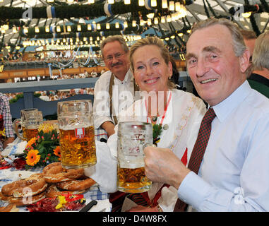 (L-R) Münchner Oberbürgermeister Christian Ude, Gräfin Elisabeth von Bayern und Prinz Max von Bayern stellen mit einer Masse von Bier als der 2010 Oktoberfest startet in München, Deutschland, 18. September 2010. Das weltweit größte Volksfest findet statt vom 18. September bis zum 3. Oktober 2010 zum 177. Mal. Es wurde zum ersten Mal anlässlich der Hochzeit des Königs vor 200 Jahren gefeiert. Stockfoto