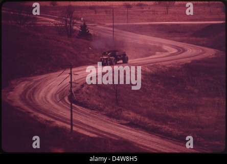 Ein großer Kohle Fahrzeug mit Reifen, die acht Meter hohe Kräfte auf dem Weg zu einer Hanna Coal Company Processing Area an der Route 100, in der Nähe von Morristown, Ohio, und Steubenville. 10/1973 Stockfoto