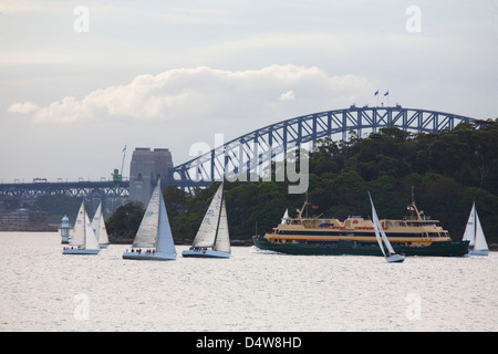 Sydney Harbour Ferry Collaroy durch eine Gruppe von Yachten Segeln auf Sydney Harbour Australien Stockfoto