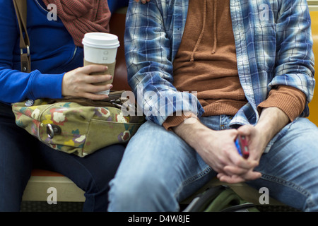 Paar auf städtischen u-Bahn sitzen Stockfoto