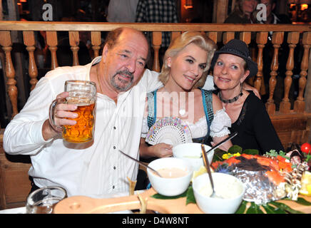 Musikproduzent Ralph Siegel (L-R), seine Frau Kriemhild und Angelika Spies feiern im Festzelt Kaefer als das Oktoberfest 2010 in München, Deutschland, 18. September 2010 startet. Das weltweit größte Volksfest findet statt vom 18. September bis zum 3. Oktober 2010 zum 177. Mal.  Insgesamt 6 Millionen Besucher werden erwartet. Foto: Felix Hoerhager Stockfoto